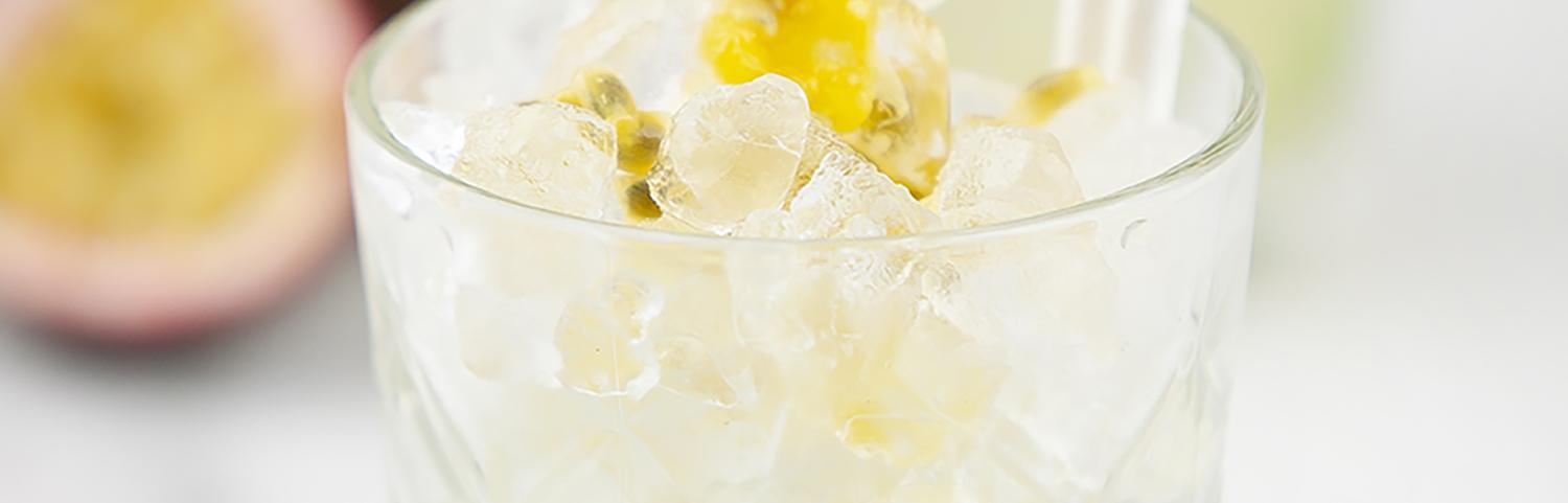 DOMO Mocktail met passievrucht en limoensap ijsblokjesmaker