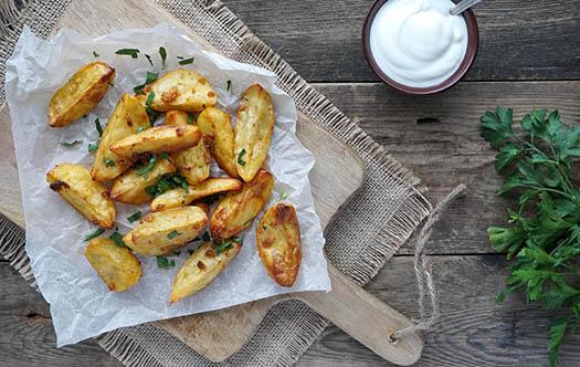 DOMO potato wedges with chicken and a fresh salad deli-fryer